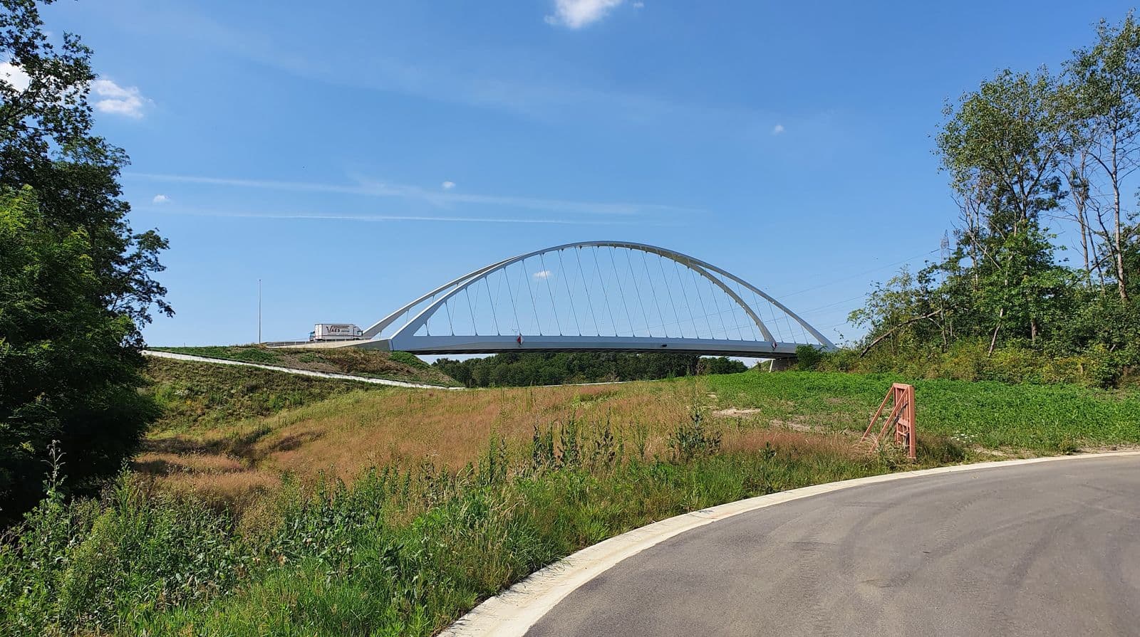 As-builtmeting van verhoogde brug over het Albertkanaal, GRB-conforme landmeetkundige opmeting door Urban360