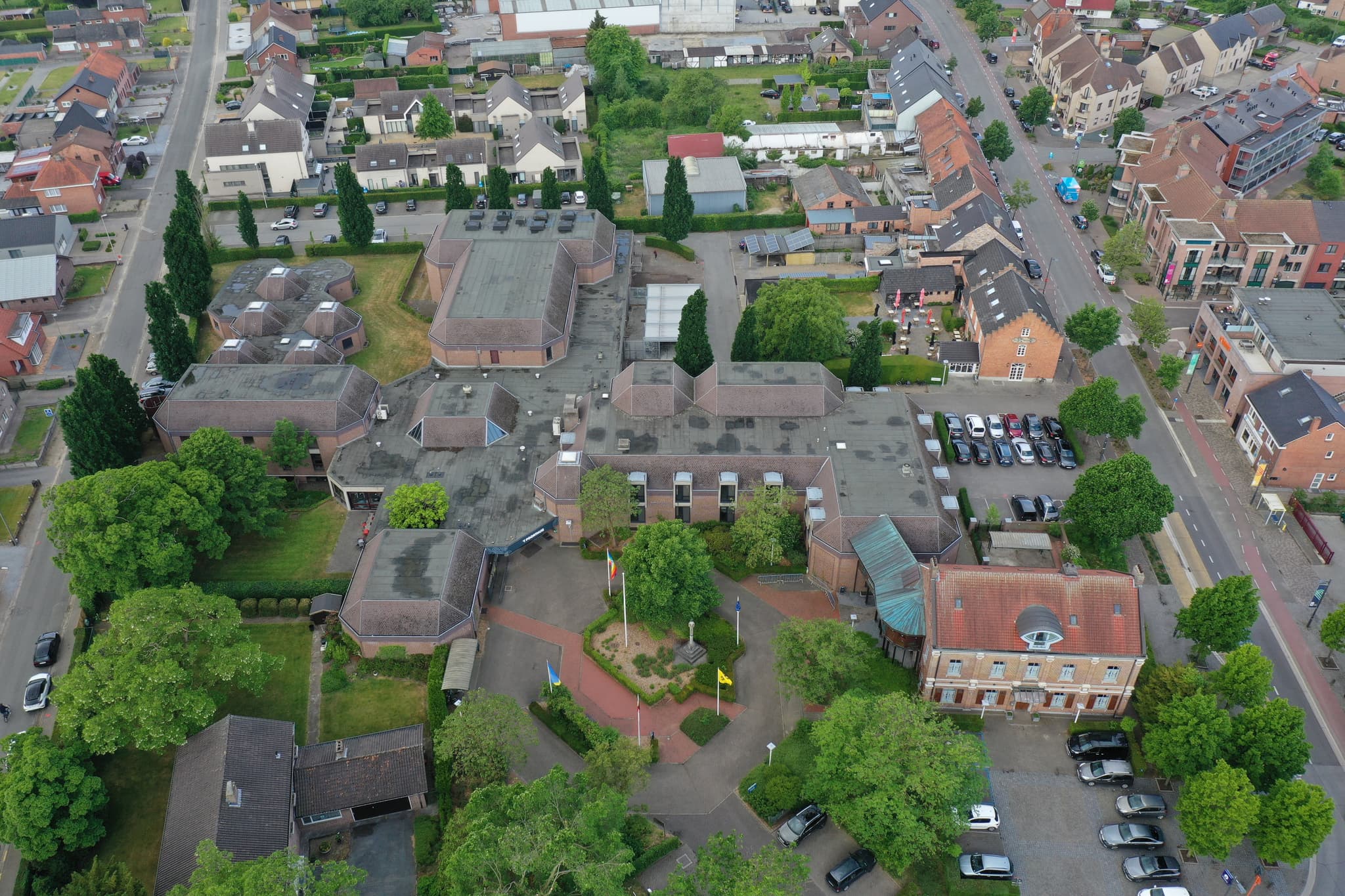 Geïntegreerde 3D-opmeting van 't Poorthuis in Peer, combinatie van 3D-scanning, dronefotogrammetrie en landmeetkunde voor gebouwdocumentatie