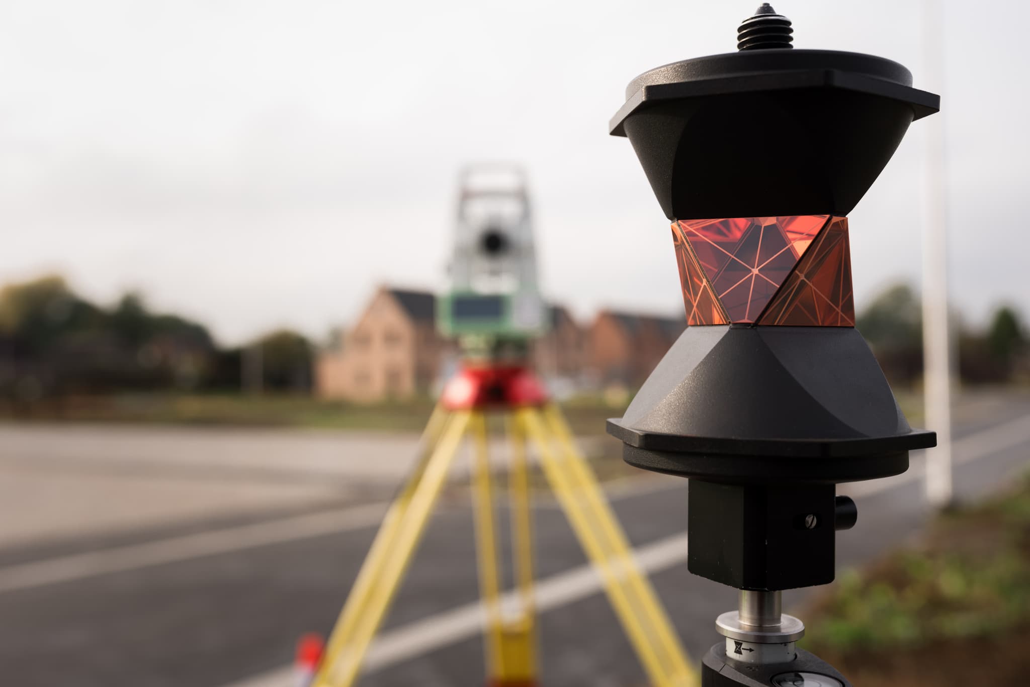 Landmeter-expert van Urban360 voert topografische opmeting uit op het terrein in Vlaanderen